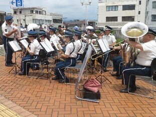 画像：富士宮駅前「十六市」における交通安全啓発活動