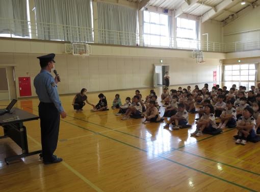 写真：菊川市立六郷小学校における防犯教室