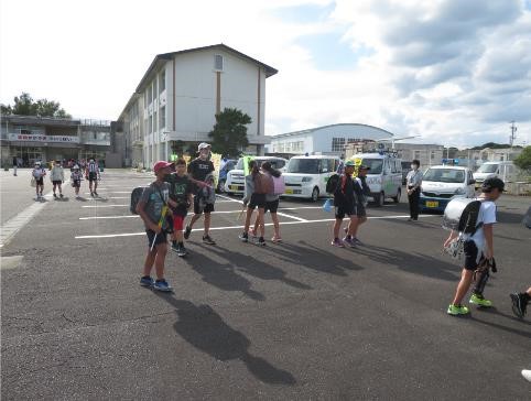 写真：小笠北小学校における下校児童への声かけ見守り・通学路等の見守り活動