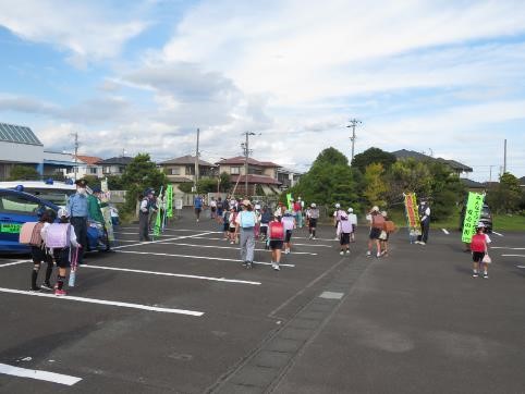 写真：小笠北小学校における下校児童への声かけ見守り・通学路等の見守り活動