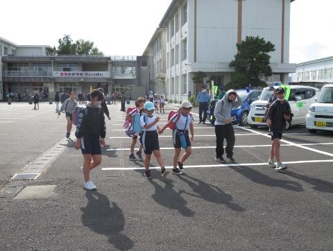 写真：小笠北小学校における下校児童への声かけ見守り・通学路等の見守り活動