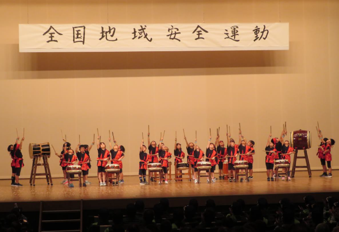 写真：全国地域安全運動「久保ひとみ一日警察署長」広報キャンペーン