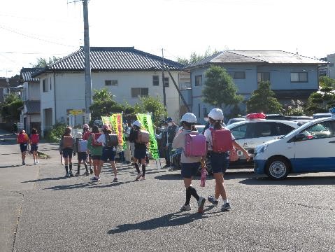 写真：御前崎第一小学校における「子供見守り強化の日」の児童下校見守り、パトロール