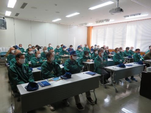 写真:11/29 一般社団法人静岡県自動車整備振興会による青色防犯パトロール活動従 事者(車)を対象とした自動車点検講習会の開催