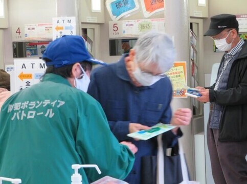 写真：R5.12.15　特殊サギ被害ゼロの日広報キャンペーン（静岡銀行菊川支店）