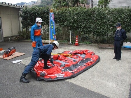 写真:熱海警察署は令和5年度津波対策推進旬間にて装備資機材訓練を行いました。