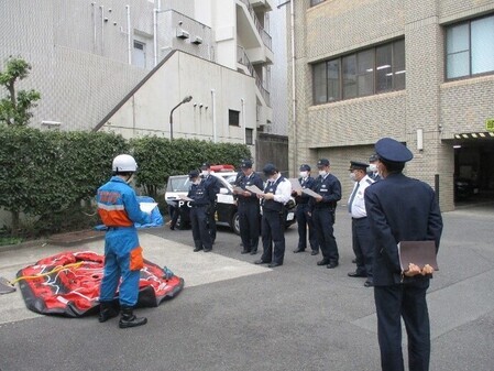 写真:熱海警察署は令和5年度津波対策推進旬間にて装備資機材訓練を行いました。