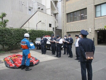 写真：熱海警察署は令和5年度津波対策推進旬間にて装備資機材訓練を行いました。