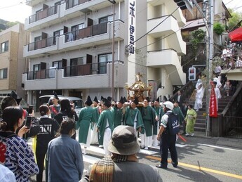 写真：令和6年4月15日、伊豆山神社例大祭の雑踏警備の様子