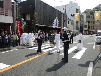 写真：令和6年4月15日、伊豆山神社例大祭の雑踏警備の様子