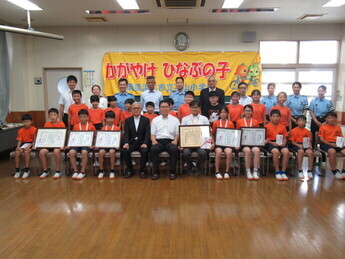 写真:第56回交通安全こども自転車全国大会準優勝した浜松市立平山小学校への 警察本部長感謝状贈呈式の開催について