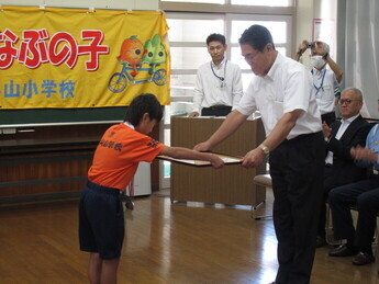 写真:第56回交通安全こども自転車全国大会準優勝した浜松市立平山小学校への 警察本部長感謝状贈呈式の開催について