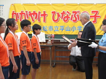写真:第56回交通安全こども自転車全国大会準優勝した浜松市立平山小学校への 警察本部長感謝状贈呈式の開催について