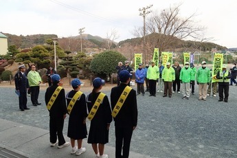 写真:令和7年1月29日 パトカーで地元中学生が交通安全のボイスパトロールを実施
