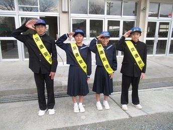写真:令和7年1月29日 パトカーで地元中学生が交通安全のボイスパトロールを実施