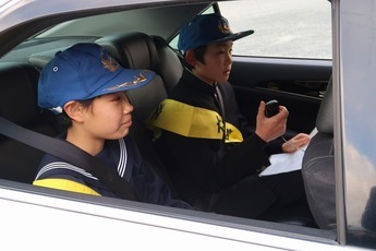 写真:令和7年1月29日 パトカーで地元中学生が交通安全のボイスパトロールを実施