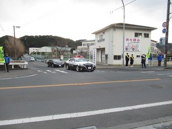 写真:令和7年1月29日 パトカーで地元中学生が交通安全のボイスパトロールを実施
