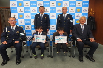写真:新入学児童に対する交通安全啓発品贈呈式の実施について