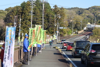 写真:春の全国交通安全運動街頭広報活動の様子