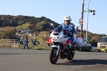 写真:春の全国交通安全運動、白バイでのパトロール