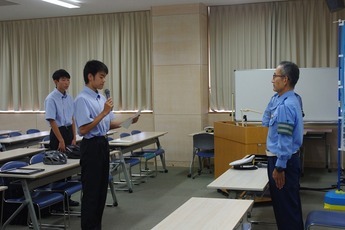 写真：自転車ヘルメット着用推進インフルエンサー指定書交付式の様子
