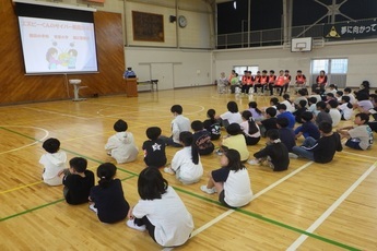 写真：都田小学校の児童がスクリーンを見ている様子