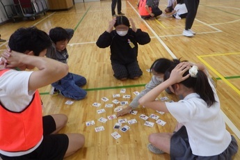 写真：児童がかるたをしている様子