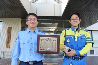 写真：受け取った賞状と記念撮影
