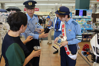 写真：安全安心広報大使による広報活動の様子