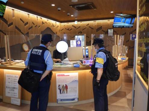写真:新富士駅における鉄道警察隊との合同訓練