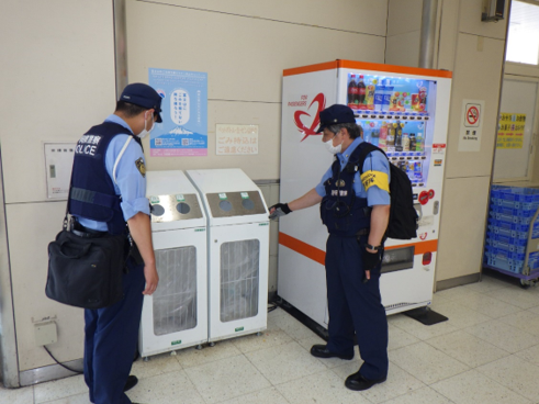 写真:新富士駅における鉄道警察隊との合同訓練