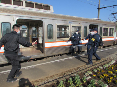 写真:岳南電車及び鉄道警察隊との合同訓練