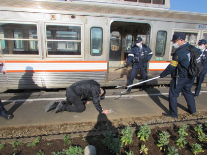 写真:岳南電車及び鉄道警察隊との合同訓練