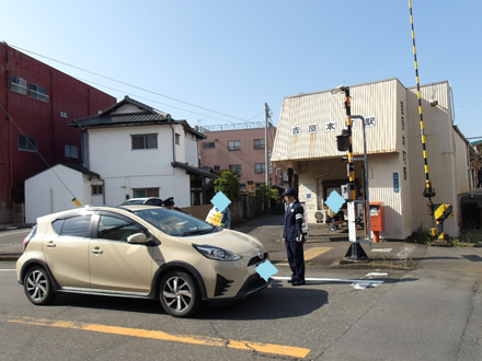 写真:吉原本町駅付近の踏切での啓発品の配布