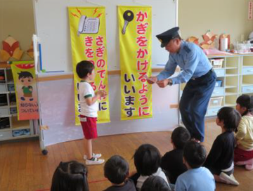 令和7年5月9日　ちびっこおまわりさん任命式