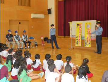 写真：ちびっこおまわりさん任命式（令和7年5月12日　菊川中央こども園）