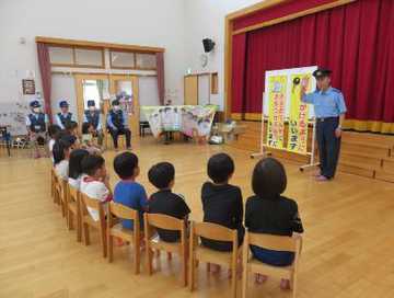 写真:ちびっこおまわりさん任命式(高松保育園)