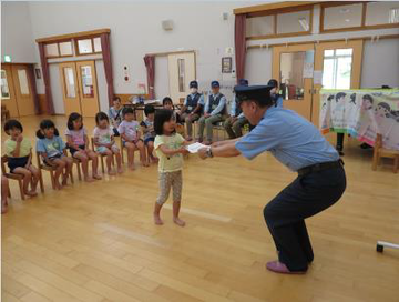写真:ちびっこおまわりさん任命式(高松保育園)
